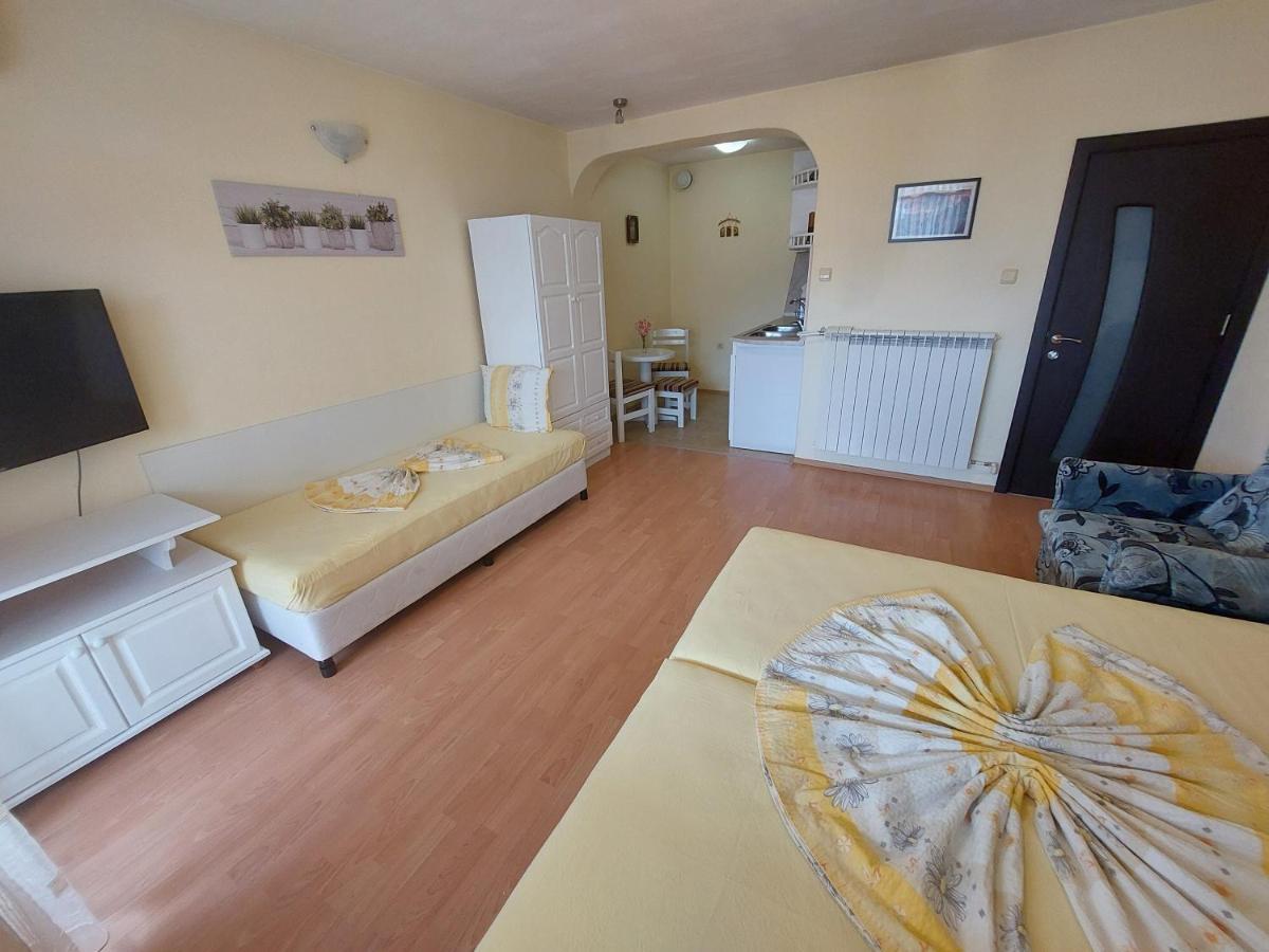 Primorski Briz Guest House Primorsko Bagian luar foto